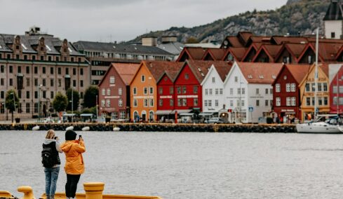 Εκεί όπου η βροχή γίνεται σκηνικό εμπειριών: Ταξίδι σε 4 υγρές και ατμοσφαιρικές πόλεις της Ευρώπης
