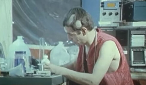 Έζησε 2 μήνες στο απόλυτο σκοτάδι: Το πείραμα του Γάλλου επιστήμονα που άλλαξε όσα ξέρουμε για τον χρόνο (vid)