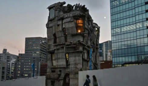 «Η Σαγράδα Φαμίλια του Τόκιο»: Το κτίριο που χτιζόταν 20 χρόνια και τελικά… μετακινήθηκε σε ράγες
