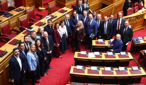 Ψηφίστηκε το φορολογικό νομοσχέδιο: Φέρνει κατάργηση ΕΝΦΙΑ σε χωριά, μειωμένο ΦΠΑ στα νησιά και αυξήσεις σε Σώματα Ασφαλείας