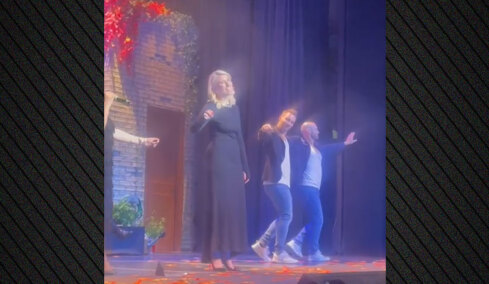 Η Σία Κοσιώνη έκανε το ντεμπούτο της στο θεατρικό σανίδι - Την παρακολούθησε η Ντόρα Μπακογιάννη, δείτε βίντεο