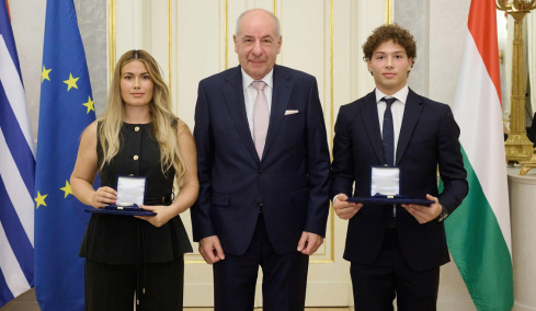 Ο πρόεδρος της Ουγγαρίας βράβευσε τον 21χρονο Αναστάσιο Γκαρίπη, είχε διασώσει πατέρα και κόρη στη θάλασσα - «Παράδειγμα ανθρωπιάς και ηρωισμού»