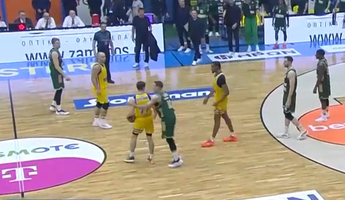 Τρομερό fair play από τον Σλούκα - Έκανε εσκεμμένα φάουλ σε νεαρό παίκτη του Περιστερίου για να τον στείλει στις βολές - Βίντεο 