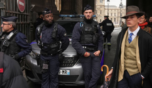 Λύθηκε το μυστήριο της viral φωτογραφίας από τη μέρα της ληστείας στο Λούβρο - Ποιος είναι ο «νεαρός με τη φεντόρα»;