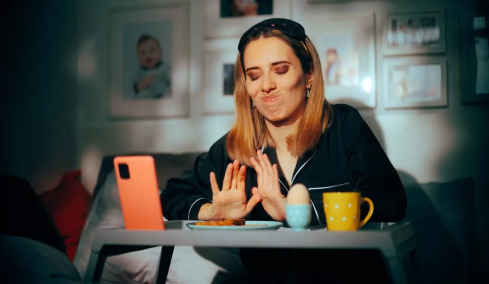 Το πρωί πίνετε μόνο καφέ; Οι ειδικοί εξηγούν τι συμβαίνει
