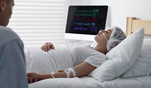 Τι συμβαίνει όταν πεθαίνουμε; Γιατρός εξηγεί τα σημάδια που μαρτυρούν ότι ο θάνατος πλησιάζει
