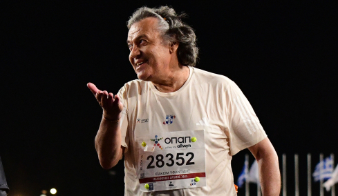42ος Αυθεντικός Μαραθώνιος: Χειροκροτήματα και συγκίνηση για τον δρομέα που τερμάτισε τελευταίος

