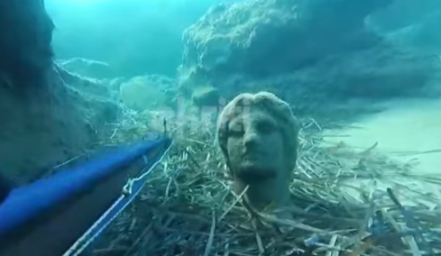 Κρήτη: Ψαροντουφεκάς εντόπισε άγαλμα στον βυθό