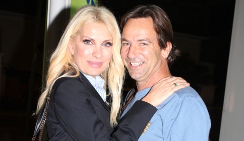 Η Ελένη Μενεγάκη απαντά για τα δημοσιεύματα περί διαζυγίου με τον Μάκη Παντζόπουλο: «Απολύτως ψευδή και ανυπόστατα, το θέμα τελειώνει εδώ»