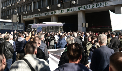 Στο κέντρο της Αθήνας αγρότες και κτηνοτρόφοι - Κατευθύνονται προς τα γραφεία του ΟΠΕΚΕΠΕ 