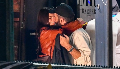 Ο Ρομέν Γαβράς, μετά τη Dua Lipa, σε τρυφερές στιγμές με την Έμιλι Ραταϊκόφσκι φορώντας μπλούζα «Άγιον Όρος» - Δείτε φωτογραφίες