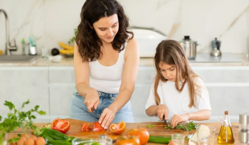 Το θαυματουργό μυρωδικό βότανο που διώχνει το φούσκωμα και προστατεύει καρδιά, μυαλό και οστά

