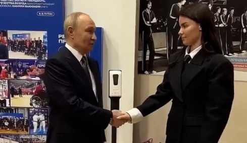 Νέες θεωρίες για την υγεία του Πούτιν - Οι διογκωμένες φλέβες στη διάρκεια χειραψίας, δείτε βίντεο