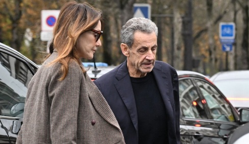 Ο Νικολά Σαρκοζί γευμάτισε σε εστιατόριο του Παρισιού με την Κάρλα Μπρούνι μία ημέρα μετά την αποφυλάκισή του - Δείτε βίντεο