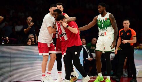 Σοκ στον Ολυμπιακό: Νέος τραυματισμός και αγωνία για τον Κίναν Έβανς - Μεταφέρθηκε στο νοσοκομείο για εξετάσεις, δείτε βίντεο
