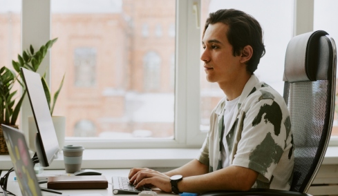 Eρευνα: Μόνο το 20% των νέων στην Ελλάδα ζουν μόνοι τους - Χαμηλοί οι μισθοί της Gen Z