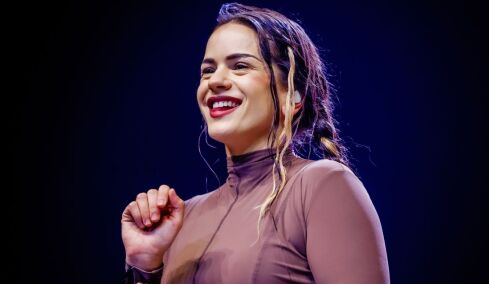 Η Ροσαλία αποκάλυψε ότι ο τύπος άντρας που της αρέσει είναι οι γκέι