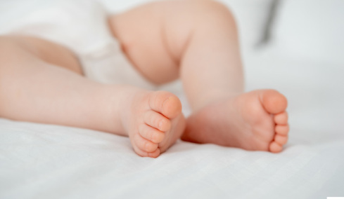 Θεσσαλονίκη: Κακοποιούσε το 6 μηνών βρέφος της, του προκάλεσε μόνιμη αναπηρία και καταδικάστηκε σε 3 χρόνια αλλά με αναστολή