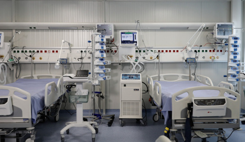 Σε ΜΕΘ και σε κρίσιμη κατάσταση 22χρονος που κατάπιε μπέργκερ χωρίς να το μασήσει λόγω challenge