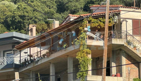 Θρήνος στο σπίτι του μικρού Ανδρέα στην Αχαΐα - Με λευκά και μπλε μπαλόνια στο μπαλκόνι ετοιμάζονται να τον αποχαιρετήσουν