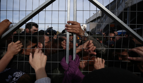 Εξέγερση σε δομή μεταναστών στις Σέρρες - 30 συλλήψεις, δύο αστυνομικοί τραυματίες