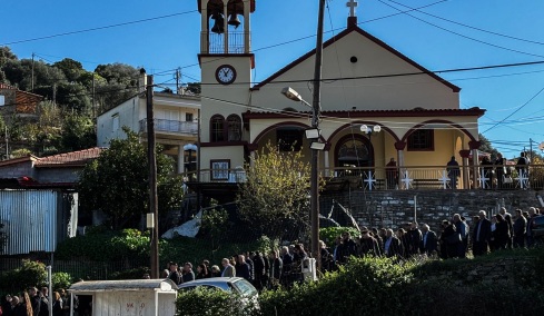 Ράγισαν καρδιές στην κηδεία του 3χρονου Ανδρέα στη δυτική Αχαΐα: «Πού είσαι αγάπη μου» φώναζε η μητέρα του
