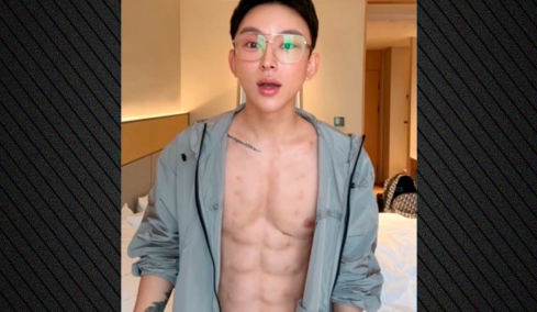 Κινέζος influencer ξόδεψε πάνω από 500.000 δολάρια για… ψεύτικους κοιλιακούς