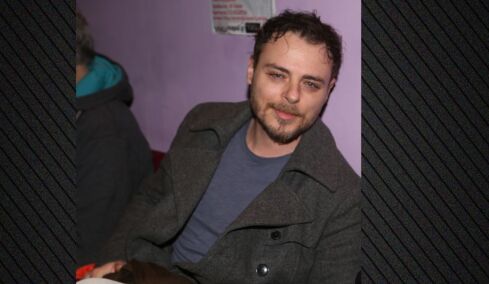 Ο Νίκος Μίχας ανέλαβε επίσημα καθήκοντα γιατρού στο ΕΚΑΒ - Η αλλαγή καριέρας και το τραγούδι