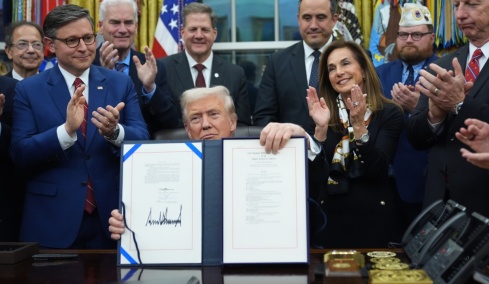 Λήξη του shutdown στις ΗΠΑ μετά από 43 ημέρες – Ο Τραμπ υπέγραψε τη συμφωνία στο Οβάλ Γραφείο  