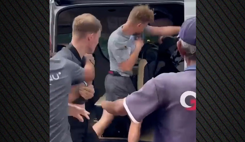 Βίντεο: Καβγάς και γροθιές σε εκδρομή στην Ταϊλάνδη, Βρετανός επιτέθηκε σε Άραβα επειδή έβαλε τα πόδια του δίπλα στο κεφάλι του