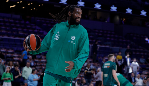 Κένεθ Φαρίντ: Αυτό είναι το μηνιάτικο του Αμερικανού που βγάζει... μάτια με τη φανέλα του Παναθηναϊκού στην Ευρώπη - Βίντεο 