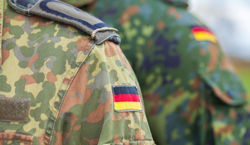 Γιατί η Γερμανία καλεί όλους τους 18χρονους άνδρες σε στρατιωτικές εξετάσεις