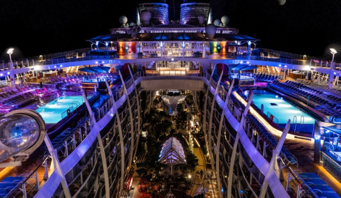 Το τεράστιο «Symphony of the Seas»: 30.000 γεύματα την ημέρα και πολυτέλεια παντού