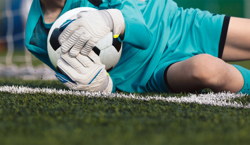 Γιατί οι τερματοφύλακες φτύνουν τα γάντια τους πριν το πέναλτι: Το «επιστημονικό» μυστικό