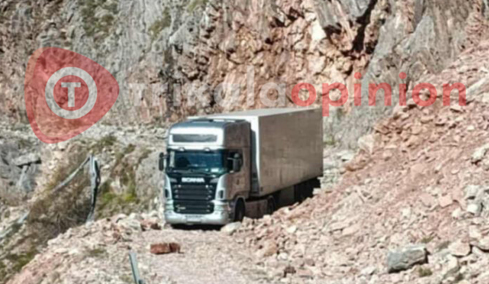 Οδηγός νταλίκας έστριψε λάθος και εγκλωβίστηκε σε χωματόδρομο στα Τρίκαλα - Δείτε φωτογραφία   