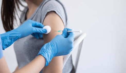 Υψηλή μεταδοτικότητα και βαρύτερη νόσηση αναμένεται φέτος για τη γρίπη – Αναγκαίος ο εμβολιασμός, λένε οι ειδικοί
