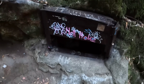 Η τρύπα της κόλασης: Αδέλφια βούτηξαν σε σπηλιά με είσοδο γραμματοκιβώτιο και βρήκαν διαβολικά αγάλματα