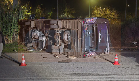 Ανατροπή λεωφορείου με 30 επιβάτες στον Ριζόμυλο του Βόλου – Στο νοσοκομείο 12 ελαφρά τραυματίες, δείτε βίντεο και φωτογραφίες
