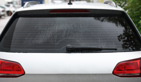 Γραμμές στα πίσω τζάμια των αυτοκινήτων: Από τι είναι φτιαγμένες και πώς μας βοηθούν