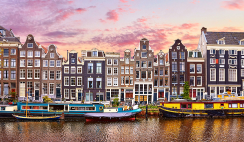 Ψηλά έπιπλα, μεγάλοι καθρέφτες: Πώς κάνεις ένα σπίτι 27 τ.μ. να φαίνεται ευρύχωρο