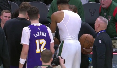 «Καθάρισε» ο Γιάννης Αντετοκούνμπο και έδωσε την μπάλα στον rookie των Λέικερς που του την πήραν οι διαιτητές - Βίντεο