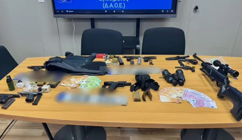 Βαρύ οπλοστάσιο, χρυσές λίρες και πάνω από €100.000 είχαν οι συλληφθέντες για τη δολοφονία του Γιάννη Λάλα