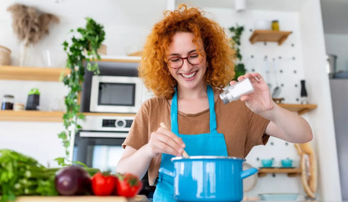 5 tips για λιγότερο αλάτι, χωρίς να «θυσιάσετε» τη γεύση – Από τους ειδικούς