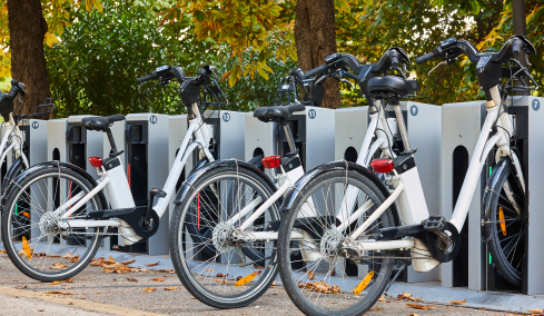 Τα Βριλήσσια ζητούν εγγύηση 2.000 ευρώ για την ενοικίαση δημοτικών ηλεκτρικών ποδηλάτων
