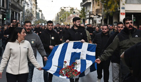 Στην Αμερικανική Πρεσβεία η αιματοβαμμένη σημαία του Πολυτεχνείου - Ξεκινά η μεγάλη πορεία, 11 συλλήψεις και 43 προσαγωγές