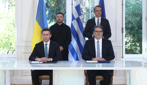 Στο επίκεντρο του διεθνούς Τύπου η επίσκεψη Ζελένσκι στην Αθήνα: Και επίσημα πύλη εισόδου για LNG στην Ευρώπη η Ελλάδα