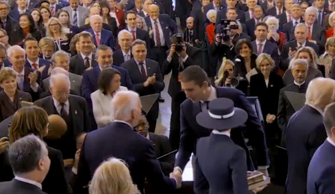 Λύθηκε το μυστήριο: Τι πραγματικά ψιθύρισε ο Μπάρον Τραμπ στον Τζο Μπάιντεν κατά την ορκωμοσία του πατέρα του, Ντόναλντ