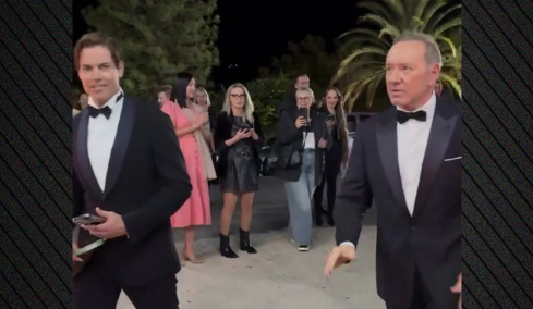 Η μεγάλη επιστροφή του Κέβιν Σπέισι: «One man show» στην Κύπρο με πρόζα και τραγούδι, καταχειροκροτήθηκε από το κοινό, δείτε βίντεο