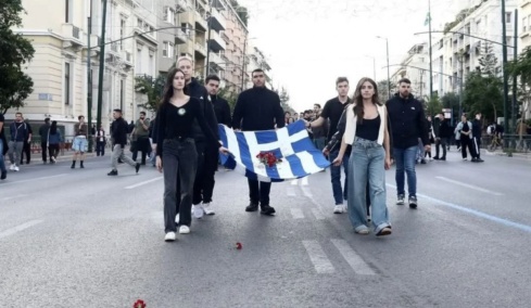 Η κόρη της Φώφης Γεννηματά στην κορυφή της πορείας με τη αιματοβαμμένη σημαία του Πολυτεχνείου - Δείτε φωτογραφία