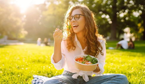 Keto, fasting, carnivore – Η διαιτολόγος «εξετάζει» τις δίαιτες της μόδας και δίνει χρήσιμα tips